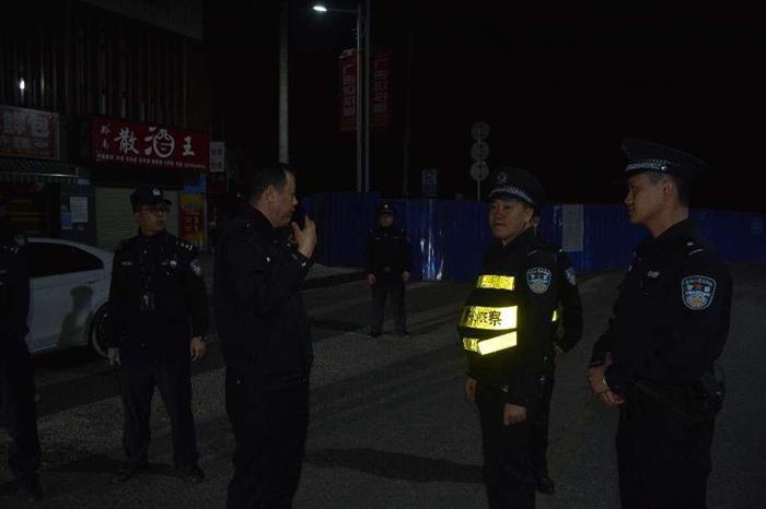 贵州福泉金山派出所联合交警大队、刑侦队在开展夜间道路交通安全整治