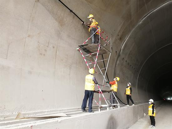 莱荣高铁首条通信漏缆开始敷设