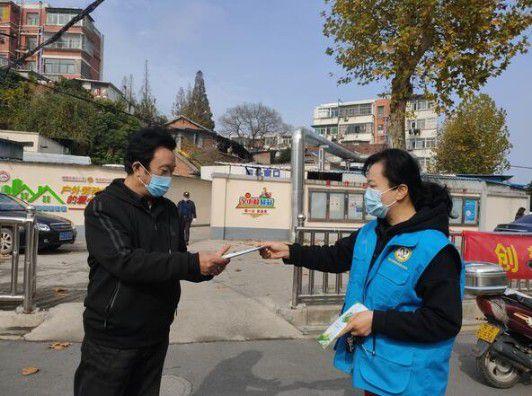 南炼新村社区开展垃圾分类入户宣传