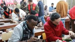 多国留学生到无锡工艺职业技术学院体验陶瓷文化