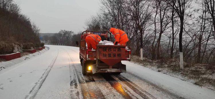 铜川公路局清雪防滑保畅在行动