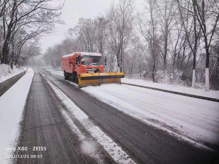 铜川公路局清雪防滑保畅在行动