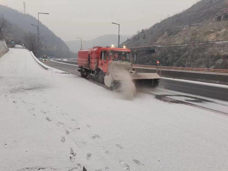 铜川公路局清雪防滑保畅在行动