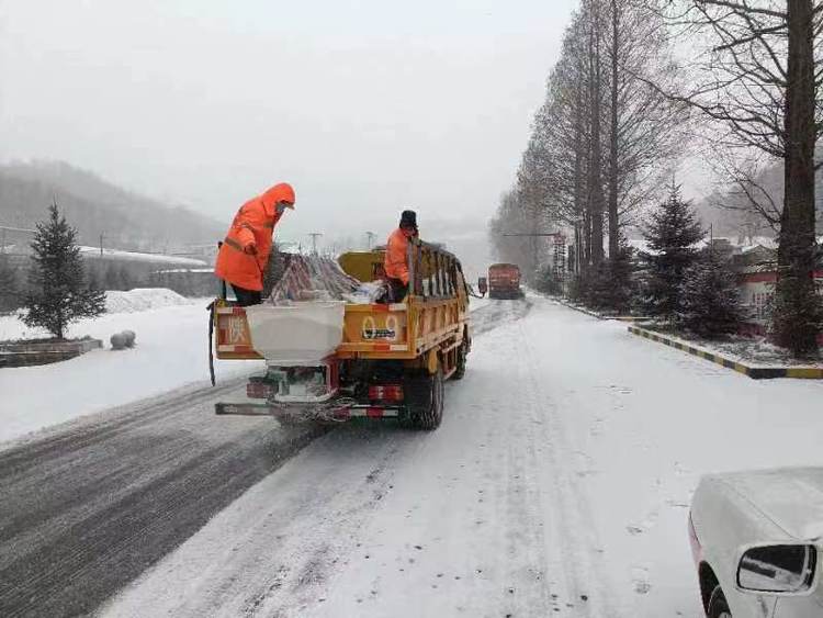 铜川公路局清雪防滑保畅在行动