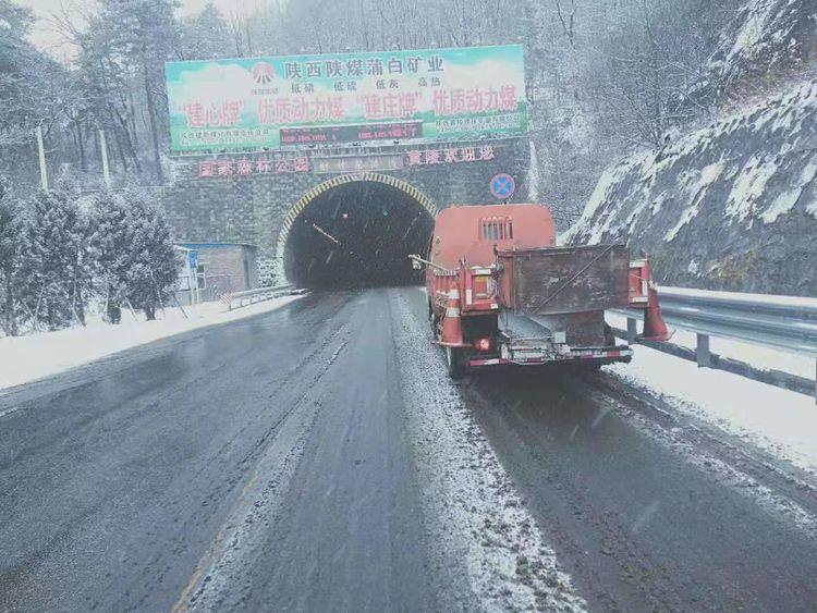 铜川公路局清雪防滑保畅在行动