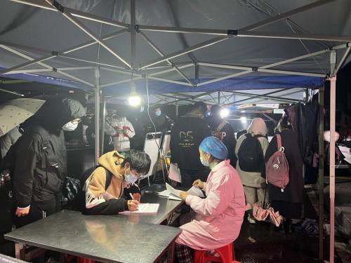 湘南学院医学院学生不畏低温来袭雨雪中挽袖献血