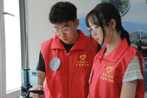以青春之名 赴志愿之约：齐齐哈尔大学志愿者王金鹏