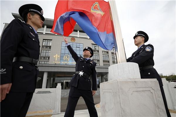 致敬警察节 宁波机场边检站举行升警旗仪式