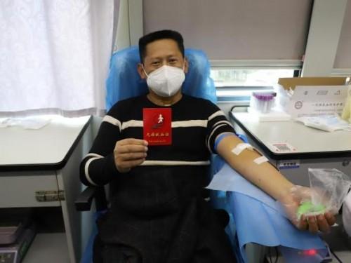 挽袖献爱心 郴州市下湄桥街道干群接力献血