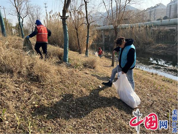 南京栖霞街道石埠桥社区开展十月沟水环境整治活动