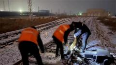 突发极端天气连夜出击 打造风雪无阻春运畅通