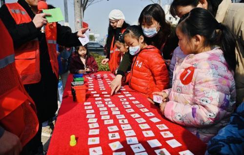 洲岛红园社区举办“小手拉大手”垃圾分类亲子趣味赛