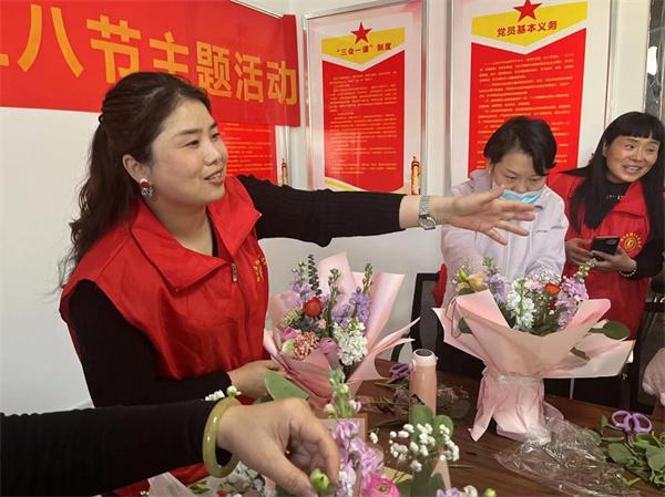 阜阳颍州：节日送祝福 鲜花献女工