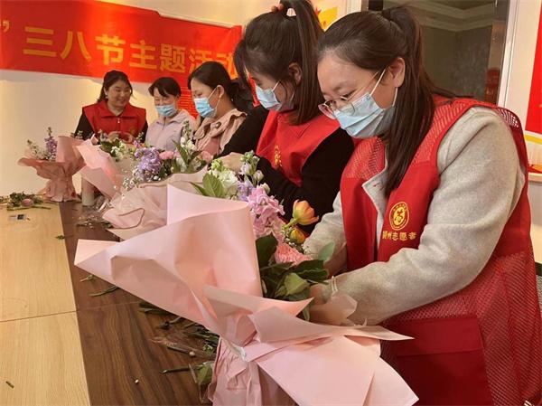 阜阳颍州：节日送祝福 鲜花献女工