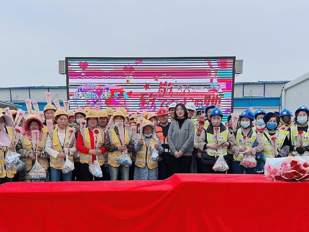 上海青浦：三八妇女节致敬工地建设者