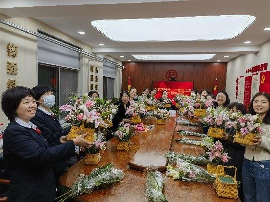 工行保定红星支行举办妇女节插花活动