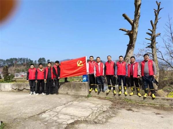 绥宁县武阳镇：清理河道垃圾 共建河流生态美