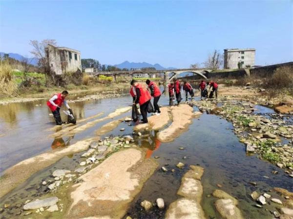 绥宁县武阳镇：清理河道垃圾 共建河流生态美