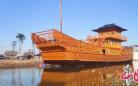 兴化工匠高港造成“巨无霸”木质旅游观光船