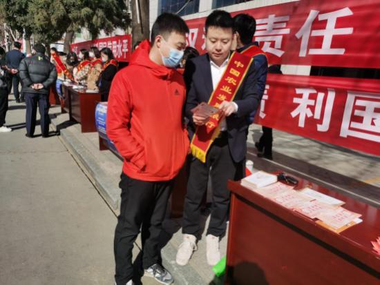 农发行青龙县支行积极开展“3·15”宣传活动