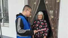 苏州相经开区鹅东村网格员开展老年人反诈知识宣传活动