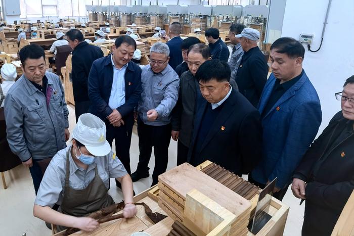 济南市历城区锦绣川办事处、潘家场村“两委”到济南卷烟厂赠送锦旗