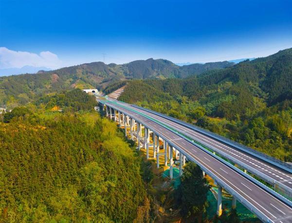 广西梧州至那坡高速公路平南至武宣段通车