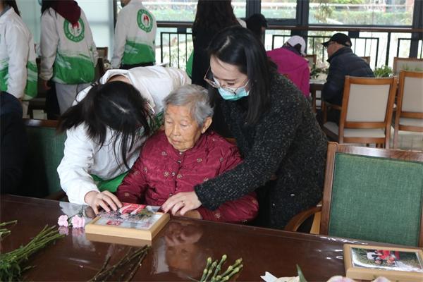 “春回大地万物苏 ‘植’此青绿伴银龄”为老志愿服务活动