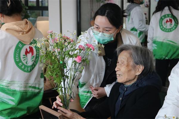 “春回大地万物苏 ‘植’此青绿伴银龄”为老志愿服务活动