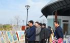 兴化市海南镇组织全体机关干部到刘泽村参观廉政画展