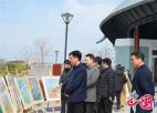 兴化市海南镇组织全体机关干部到刘泽村参观廉政画展