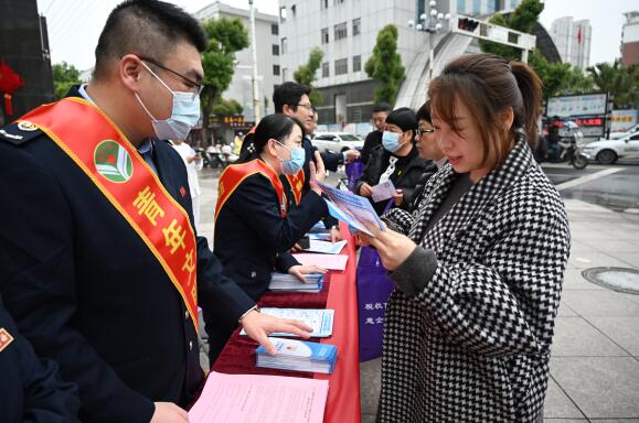 福鼎市税务局组织开展第32个全国税收宣传月启动仪式