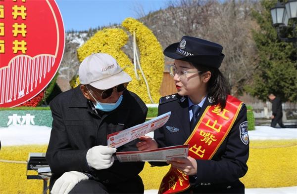 红山嘴出入境边防检查站联合驻地相关部门共同开展“边防政策法规宣传教育月”活动