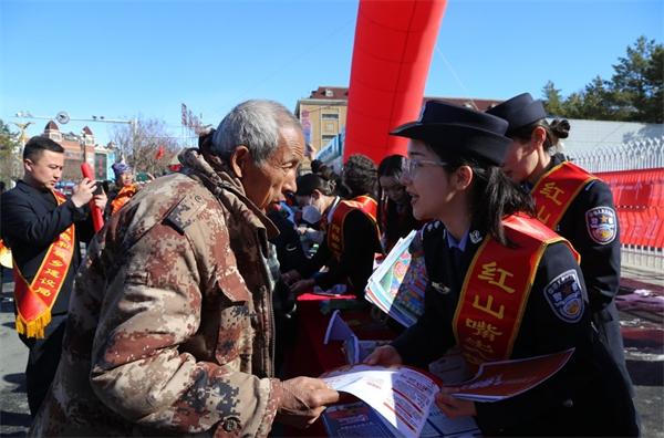 红山嘴出入境边防检查站联合驻地相关部门共同开展“边防政策法规宣传教育月”活动