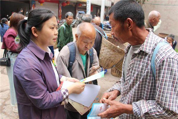 合江县荔江镇：巧用农村赶集日 宣传活动接地气