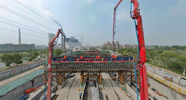 徐丰公路快速化改造工程涉铁段项目首榀盖梁顺利完成浇筑