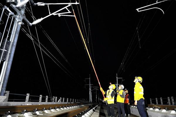 贵南高铁贵州段接触网“电通” 全线主体建成