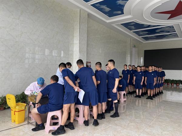 “火焰蓝用无偿献血的方式传递温暖”桂阳县数十名消防指战员献血万余毫升