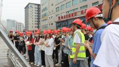 中铁上海局城建分公司福州火车站工地迎来百余名大学生参观学习