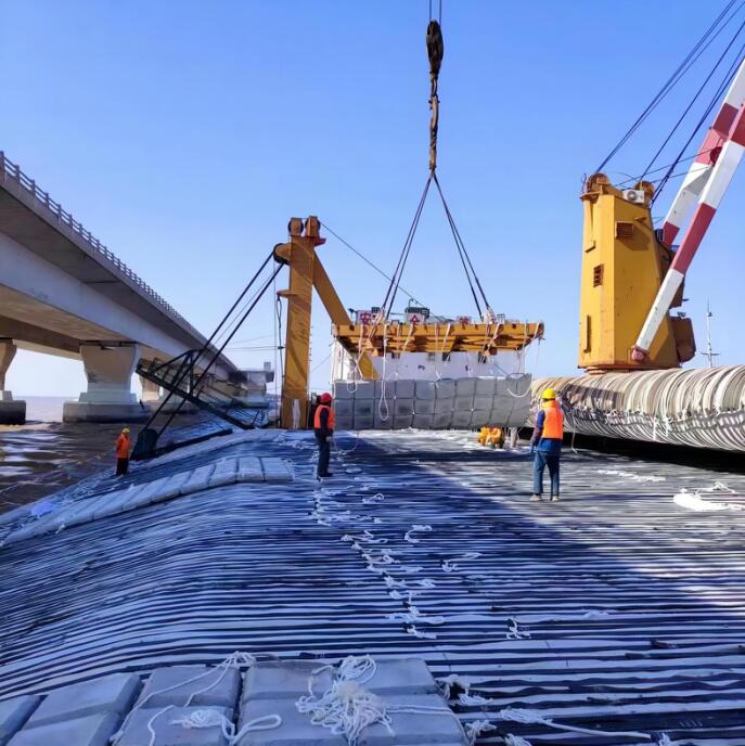 东海大桥防护工程深水区软体排铺设完成