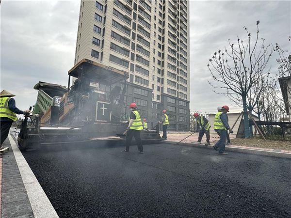 十七冶泗县鹿鸣山庄项目进入铺设沥青混凝土施工阶段