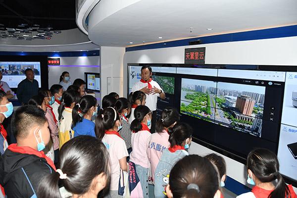 中国电信江苏淮阴区分公司组织留守儿童参观电信5G+智慧城市体验馆