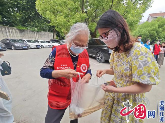 “我是党员我先行 我到桶边来报到”南京市城管局开展垃圾分类志愿服务主题活动