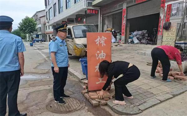 岳阳市交通运输综合行政执法支队 开展违法标牌专项整治