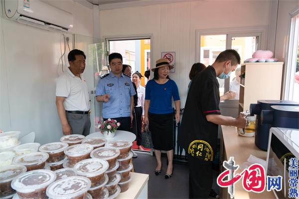 常熟市琴川街道湖苑社区举行“茶润民心 巧手相‘缝’”项目启动暨海棠茶水铺、海棠缝纫铺揭牌仪式