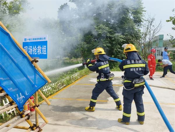 “安全生产月”：企地联合消防应急救援演练在工地现场开展