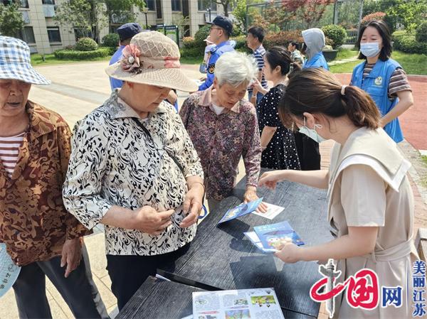 南京石埠桥社区开展“感受书香魅力 倡导垃圾分类”主题便民服务活动