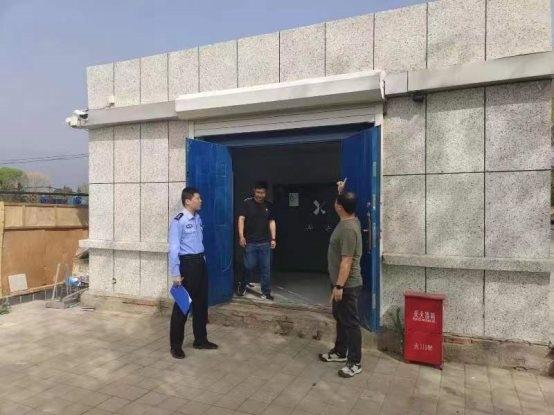 赤峰市敖汉旗公安局惠州派出所对辖区危爆物品存放单位进行安全检查