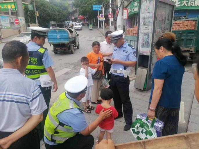 辰溪：三岁女童街头迷路 暖心交警帮找家人