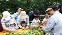 当世界长颈鹿日遇上端午节 常州淹城野生动物世界为长颈鹿准备“龙舟”粽子大餐